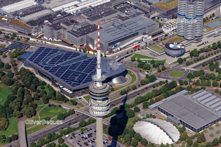 Olympiaturm, BMW- Welt, Museum, Vierzylinder- Hochhaus und Werkshallen in München im Bundesland Bayern. Die bekannten Wahrzeichen prägen das Stadbild im Ortsteil Milbertshofen. Das BMW-Museum ist auch als Salatschüssel oder Weißwurstkessel bekannt. Das Erlebniszentrum BMW-Welt wird für Ausstellungen, Auslieferung, Events und als Museum genutzt. Das Vierzylinder genannte Hochhaus beherbergt die Hauptverwaltung des Fahrzeugherstellers BMW. Das Stammwerk ist ein Schwerpunkt der Motorenfertigung. Auch im Bild Soccarena und Eissportzentrum mit Eishalle im Olympiapark. www.bmw-welt.de MUC_Olympiaturm_9795.jpg