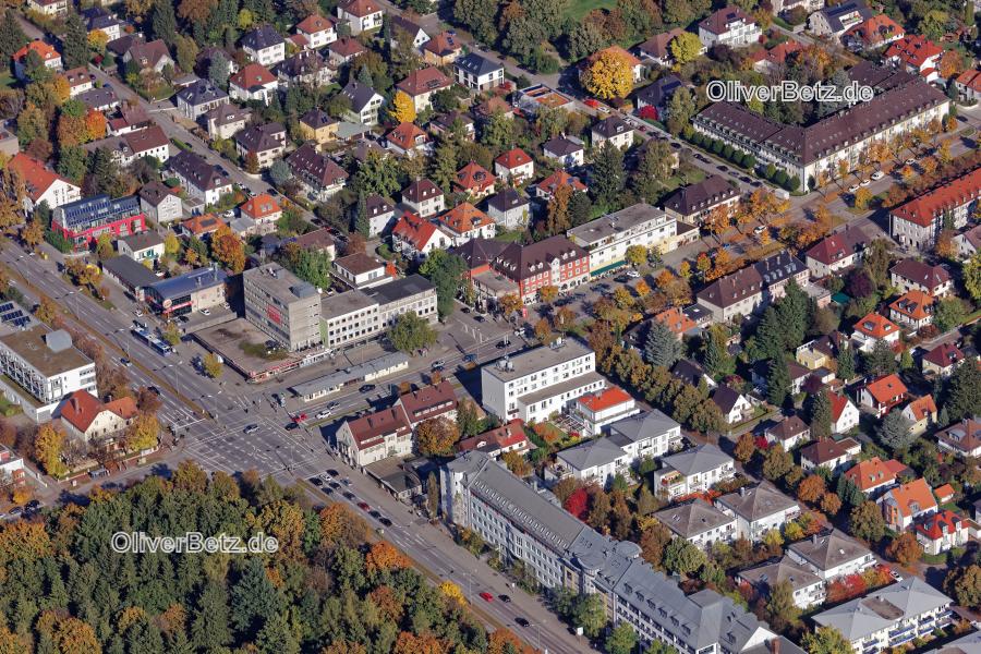 Mischbebauung mit Wohngebiet und Gewerbeflächen im Bereich der Kreuzung Fürstenrieder Straße und Waldfriedhofstraße in München im Bundesland Bayern MUC_Waldfriedhofstr_9610.jpg