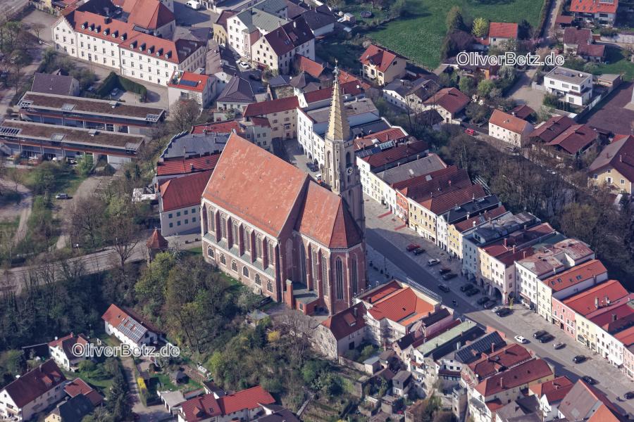 Pfarrkirche St. Nikolaus und Altstadt von Neuötting im Bundesland Bayern Neuoetting_0141.jpg