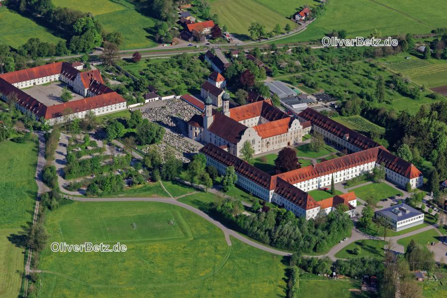 Gebäudekomplex des Klosters Benediktbeuern im Bundesland Bayern. Das Kloster Benediktbeuern ist eine ehemalige Abtei der Benediktiner und heute eine Niederlassung der Salesianer Don Boscos. Benediktbeuren ist eine verbreitete falsche Schreibweise. // Building complex of the monastery Benediktbeuern in Benediktbeuern in the state Bavaria. The Benediktbeuern Abbey is a former Benedictine abbey and today one of the Salesians of Don Bosco. www.kloster-benediktbeuern.de Benediktbeuern_0497.jpg