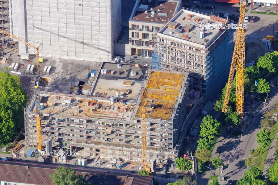Baustelle zum Neubau eines Büro- und Geschäftshauses an der Züricher Straße in München Fürstenried im Bundesland Bayern. Am benachbarten Sparkassenhochhaus werden Renovierungsarbeiten durchgeführt. Bauherr Stadtsparkasse München, Bauleitung Falk von Tettenborn und HP Ingenieure. www.sskm.de www.tettenborn.net www.hp-ingenieure.com MUC_Sparkassenhochhaus_0588_cr.jpg