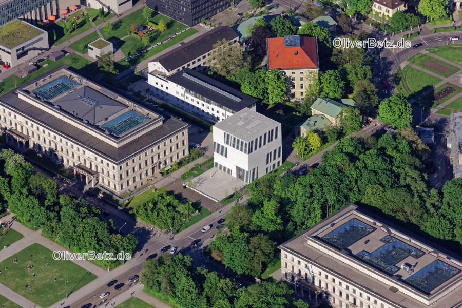 2017-05-17: NS-Dokumentationszentrum München – Lern- und Erinnerungsort zur Geschichte des Nationalsozialismus, neben dem Sockel des nördlichen sogenannten Ehrentempels an der Brienner Straße in München im Bundesland Bayern. Das Dokuzentrum liegt zwischen Königsplatz und Karolinenplatz. Benachbarte Gebäude sind die Hochschule für Musik und Theater, acatech - Deutsche Akademie der Technikwissenschaften, Amerikahaus und das Generalkonsulat des Staates Israel. www.ns-dokumentationszentrum-muenchen. MUC_Brienner_NS_Doku_0650.jpg