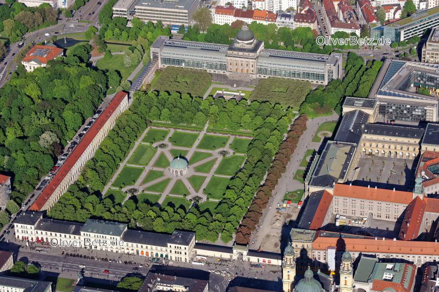 2017-05-17: Blick auf den Hofgarten in München im Bundesland Bayern. Die barocke Parkanlage mit dem Pavillon Dianatempel in der Mitte grenzt an die Gebäude der Bayerischen Staatskanzlei, des Deutschen Theatermuseums und der Münchner Residenz. // View of the Hofgarten park in Munich in the state of Bavaria. www.muenchen.de / www.residenz-muenchen.de MUC_Hofgarten_0636.jpg