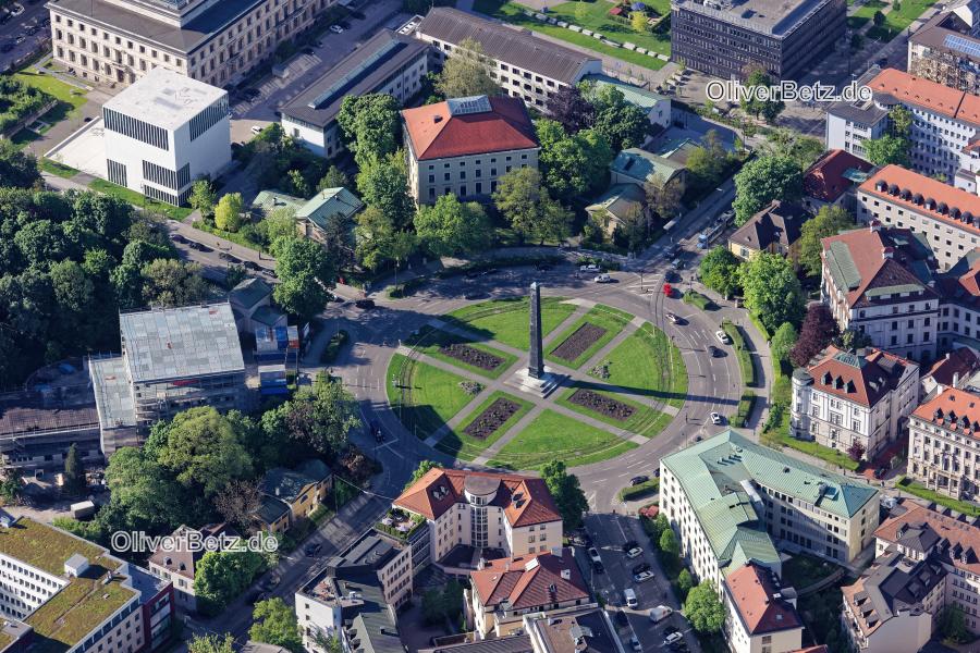 Karolinenplatz in München Maxvorstadt im Bundesland Bayern. Der Obelisk im Zentrum des Strahlenplatzes erinnert an die Gefallenen des Russlandfeldzuges. In den Kreisverkehr münden Brienner Straße, Barer Straße, Max-Joseph-Straße. MUC_Karolinenplatz_0618.jpg