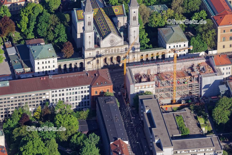 Die katholische Pfarr- und Universitätskirche St. Ludwig in München Maxvorstadt im Bundesland Bayern ist ein Monumentalkirchenbau im Rundbogenstil. Die Ludwigskirche ist aus der Luft am bunt eingedeckten Mosaikdach weithin erkennbar. Im Vordergrund die Bauarbeiten an der Fachbibliothek Philologicum der LMU Ecke Schellingstraße und Ludwigstraße. www.st-ludwig-muenchen.de www.uni-muenchen.de MUC_Ludwigskirche_0628.jpg