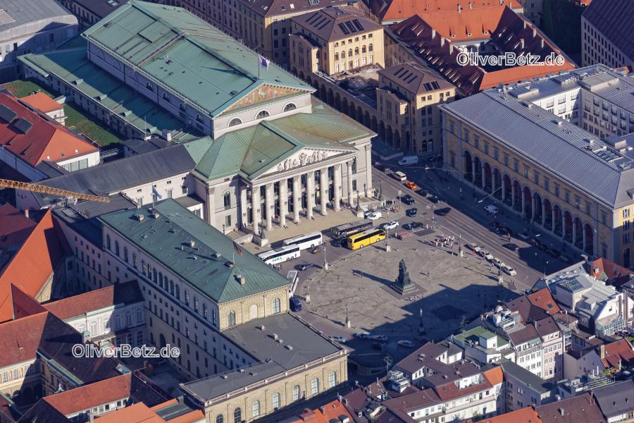 2017-05-17: Gebäude des Nationaltheaters am Max-Joseph-Platz in München im Bundesland Bayern. Das Opernhaus in der Altstadt ist der Spielort der Bayerischen Staatsoper, des Bayerischen Staatsorchesters und des Bayerischen Staatsballetts. Die auf dem Platz parkenden Busse sind ein Politikum. www.bayerische.staatsoper.de MUC_Nationaltheater_0630.jpg