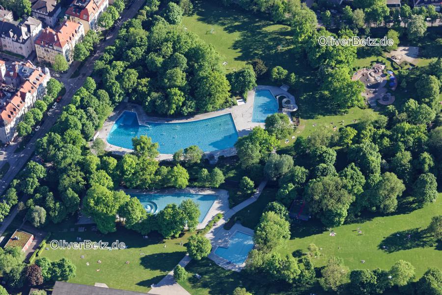 Badegäste auf den Liegewiesen am Schwimmbecken des Freibades Ungererbad in München im Bundesland Bayern. // Swimming pool of the Ungererbad in Munich in the state of Bavaria. www.swm.de MUC_Ungererbad_0620.jpg