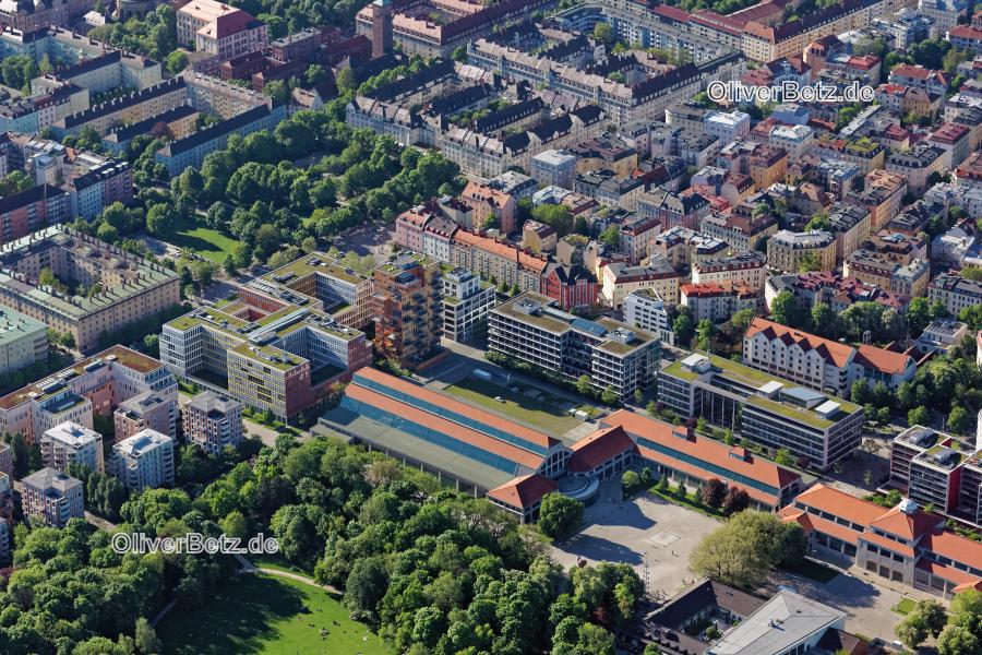 Steidle-Wohnturm und Deutsches Museum Verkehrszentrum in München Schwanthalerhöhe im Bundesland Bayern. Das Verkehrszentrum befindet sich in drei historischen, denkmalgeschützten Hallen der alten Messe München auf der Theresienhöhe MUC_Verkehrszentrum_0615.jpg