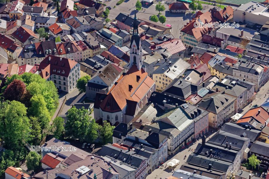 2017-05-17: Altstadtbereich und Innenstadtzentrum des Kurortes Bad Tölz an der Isar im Bundesland Bayern. Blick auf Marktstraße, spätmittelalterliche Stadtpfarrkirche Mariä Himmelfahrt. Toelz_Altstadt_0453.jpg