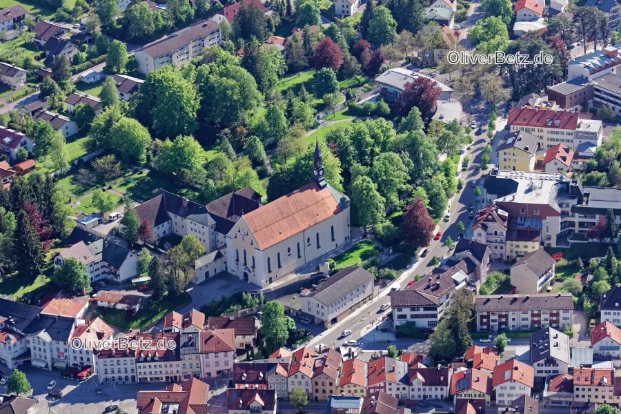 2017-05-17: Altstadtbereich und Innenstadtzentrum des Kurortes Bad Tölz an der Isar im Bundesland Bayern. Blick auf die Franziskanerkirche / Kranziskanerkloster. Toelz_Altstadt_0454.jpg