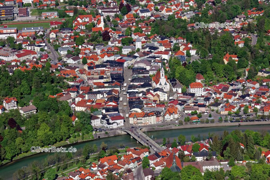 Altstadtbereich und Innenstadtzentrum des Kurortes Bad Tölz an der Isar im Bundesland Bayern. Blick auf Marktstraße, spätmittelalterliche Stadtpfarrkirche Mariä Himmelfahrt und Isarbrücke. Toelz_Altstadt_0462.jpg