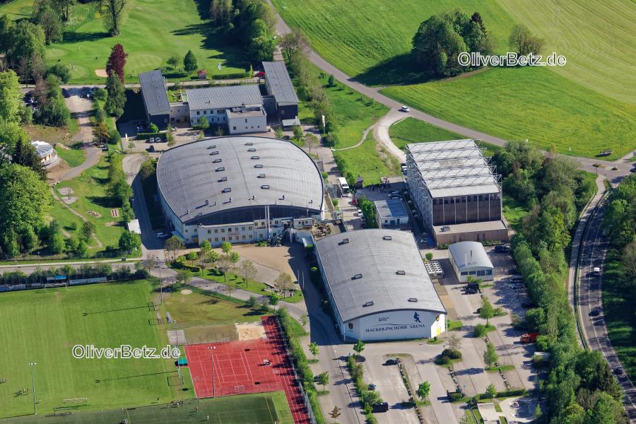 Mehrzweck-Eissporthalle weeArena ehem. Hacker-Pschorr Arena in Bad Tölz im Bundesland Bayern. Die Halle ist Heimspielstätte des EC Bad Tölz, sie wird für Eissportarten und andere Hallensportarten, Konzerte, Musicals und Kongresse genutzt. Benachbart die Hubschrauber Simulatorhalle der Bergwacht, Zentrum für Sicherheit und Ausbildung. www.eisstadion-bad-toelz.de www.bw-zsa.org Toelz_Arena_0426.jpg