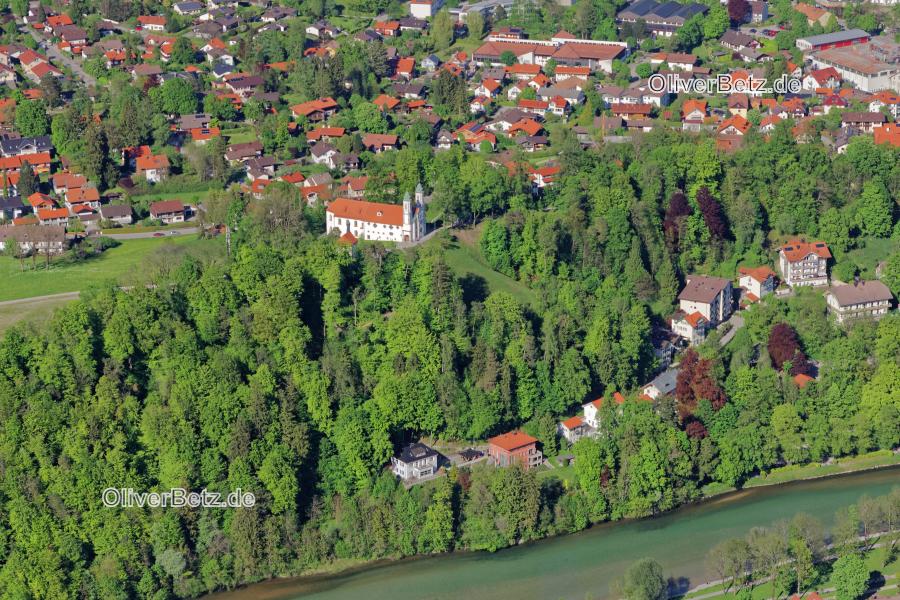 Barockes Ensemble auf dem Kalvarienberg mit Leonhardikapelle und Hl. Kreuzkirche im Kurort Bad Tölz an der Isar im Bundesland Bayern. Die Anhöhe wurde früher Höhenberg genannt. Toelz_Kalvarienberg_0483.jpg