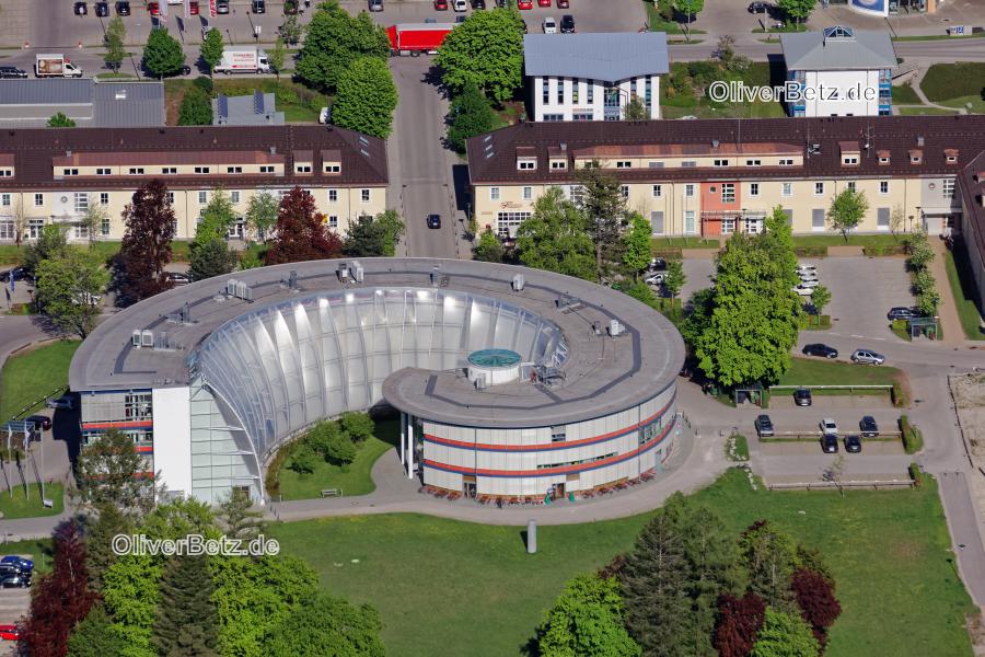 Gewerbegebiet und Firmenansiedlung FlintCenter mit schneckenförmigem Gebäude in Bad Tölz im Bundesland Bayern, Deutschland. Die architektonisch reizvolle, futuristische Schnecke im ehemaligen Geviert der Flint- Kaserne kennzeichnet den Dienstleistungs- und Gewerbestandort. www.flintcenter.de Toelz_Max_Lange_0437.jpg