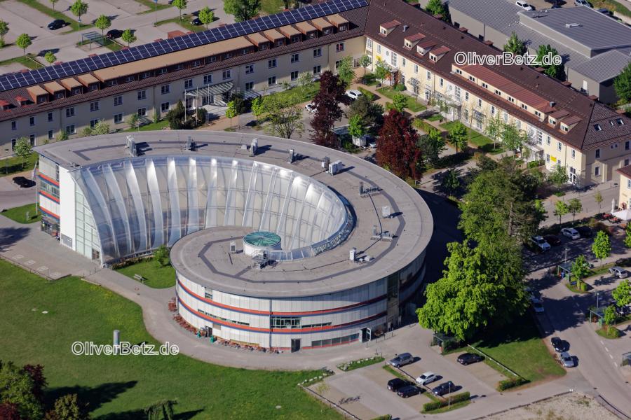 2017-05-17: Gewerbegebiet und Firmenansiedlung FlintCenter mit schneckenförmigem Gebäude in Bad Tölz im Bundesland Bayern, Deutschland. Die architektonisch reizvolle, futuristische Schnecke im ehemaligen Geviert der Flint- Kaserne kennzeichnet den Dienstleistungs- und Gewerbestandort. www.flintcenter.de Toelz_Max_Lange_0442.jpg