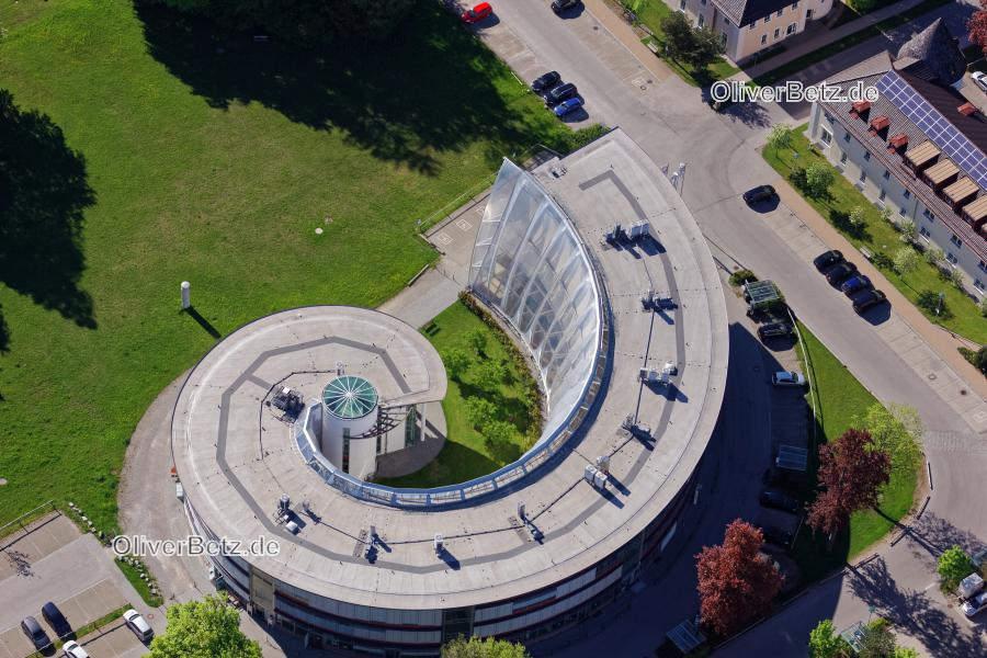 Gewerbegebiet und Firmenansiedlung FlintCenter mit schneckenförmigem Gebäude in Bad Tölz im Bundesland Bayern, Deutschland. Die architektonisch reizvolle, futuristische Schnecke im ehemaligen Geviert der Flint- Kaserne kennzeichnet den Dienstleistungs- und Gewerbestandort. www.flintcenter.de Toelz_Max_Lange_0448.jpg