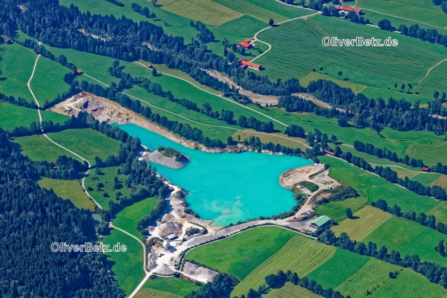 Türkise Wasseroberfläche der Kilian Willibald Kiesgrube in Lenggries im Bundesland Bayern. Das Tagebau- Gelände des Kieswerks und Schotterwerks liegt im Isartal. www.kilianwillibald.de Lenggries_Kieswerk_0137.jpg